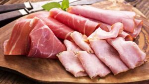 Prosciutto crudo vs cotto: chi vince la sfida della salute? Scoprilo ora