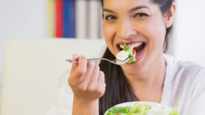Non mangi ad orari regolari? Ecco cosa succede di negativo al tuo corpo