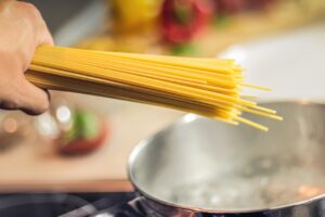 Meglio mangiare la pasta al dente o ben cotta? Cosa fa più bene alla salute?