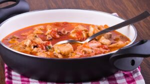 Zuppa di pesce alla trapanese: una zuppa di pesce speciale con pomodoro, peperoncino e crostini.