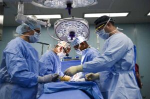 Mastoplastica: paziente in stato vegetativo dopo l’uscita dell’anestesista dalla sala operatoria