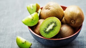 Mangiare kiwi per dormire meglio: scopri gli incredibili benefici per il tuo sonno