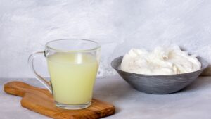 Butti l’acqua della mozzarella? Non lo fare! Ecco come puoi riutilizzarla!