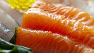 Cosa succede al tuo corpo quando mangi pesce crudo andato a male? Ecco i potenziali rischi!