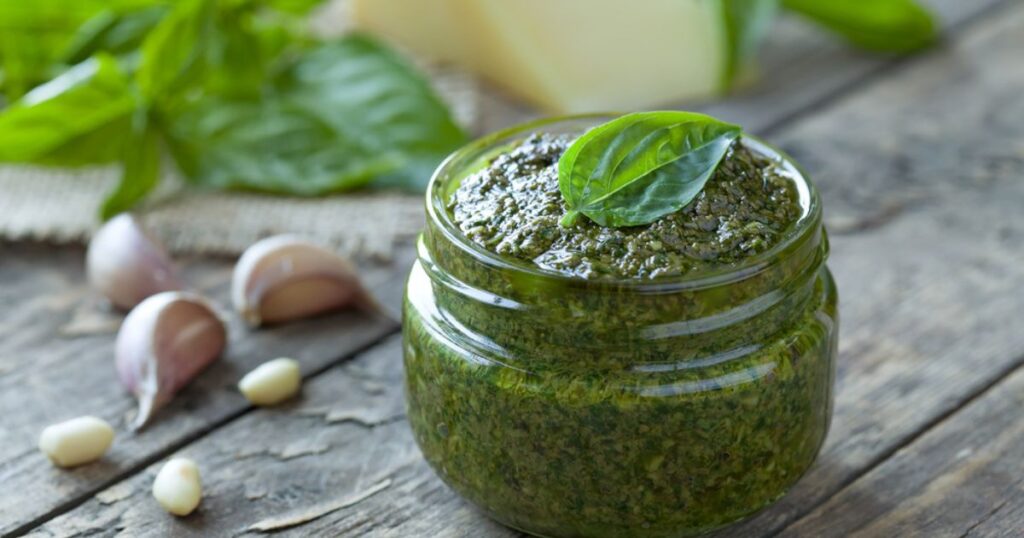 Pesto al basilico: scopri la ricetta classica per preparare un delizioso condimento fatto in casa