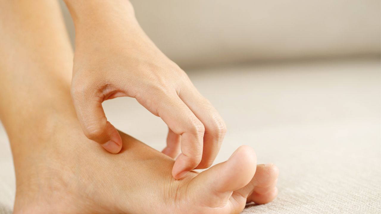 prurito mani e piedi di notte