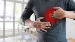 Se hai il reflusso gastrico non devi dormire in questa posizione: ecco il motivo