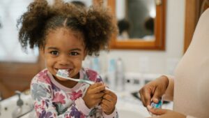 Unisci acqua ossigenata e collutorio: ecco come disinfettare correttamente lo spazzolino da denti
