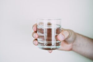 Meglio bere l’acqua frizzante o naturale? Cosa dicono gli esperti