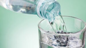 Bere un bicchiere d’acqua prima dei pasti fa bene o male alla salute? Ecco la risposta