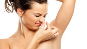 Come eliminare i cattivi odori dalle ascelle con rimedi naturali
