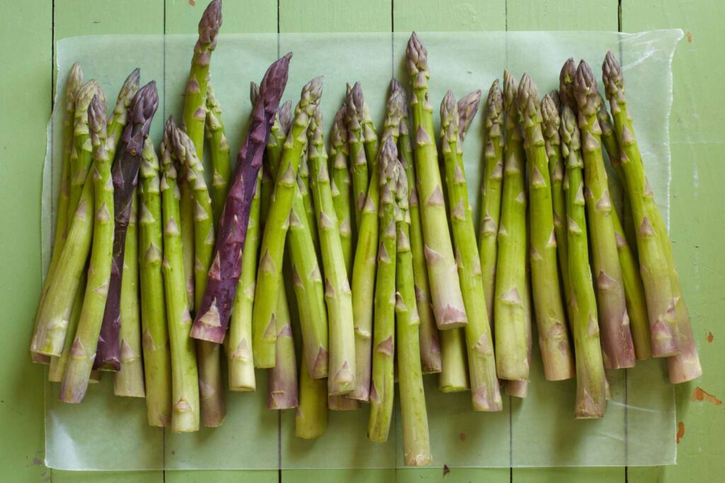 Perché la pipì puzza dopo aver mangiato gli asparagi?