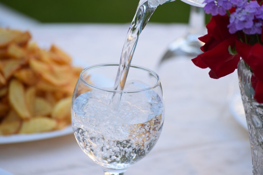 Scopri cosa ti succede se bevi acqua tutte le sere prima di dormire