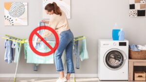 Stendere i panni dentro casa è molto pericoloso: ecco perché non devi mai farlo
