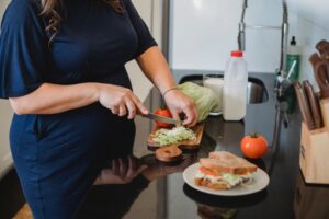 Quali sono gli alimenti che una donna dovrebbe evitare quando è incinta?