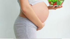 Non mangiare mai questi alimenti se sei in gravidanza: ecco la lista