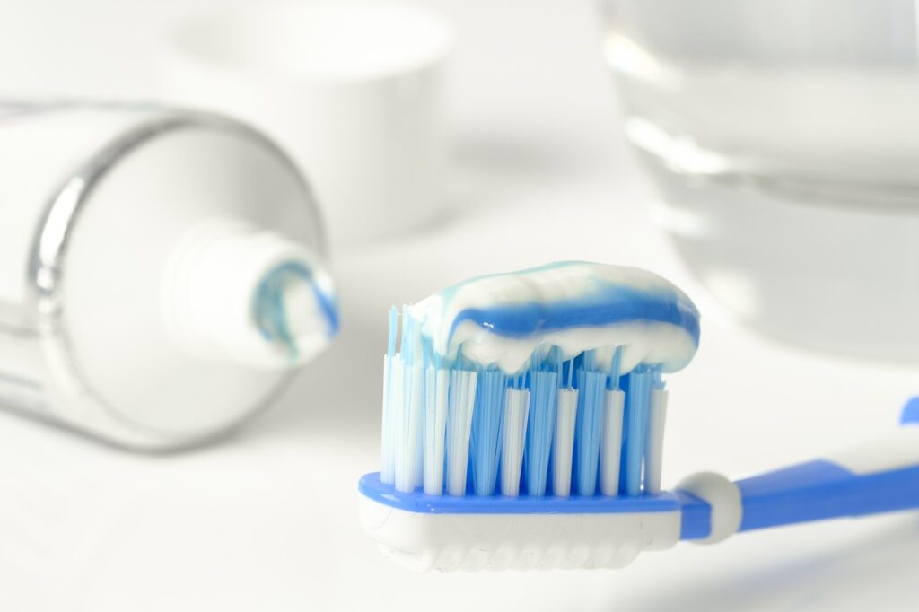 ogni quanto cambiare lo spazzolino da denti