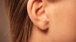 Cosa succede se non pulisci le orecchie: ecco la verità scioccante