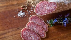 Mangiare salame ogni giorno fa bene o male alla salute? Ecco cosa dice la scienza