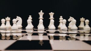 Il fascino degli scacchi: come questo gioco millenario stimola la mente e la strategia