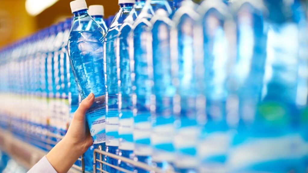 L’acqua che compriamo al supermercato scade? E cosa succede se la beviamo?