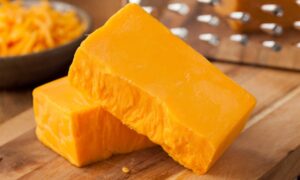 Ti sei mai chiesto perché il formaggio cheddar è così giallo? La curiosità