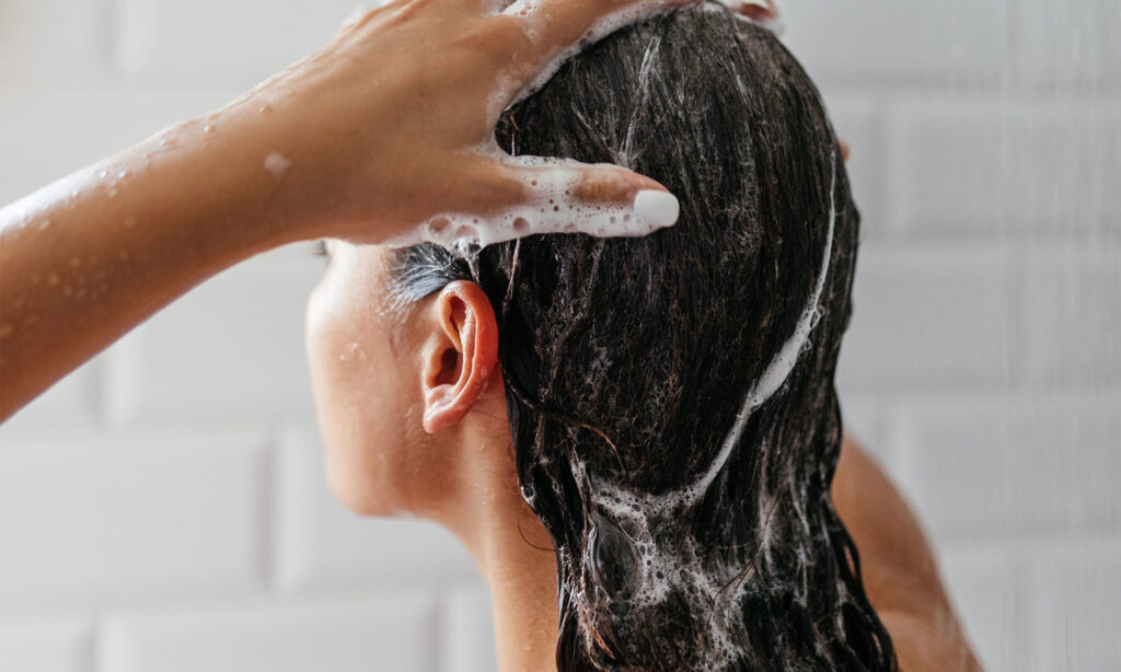 Lavarsi i capelli tutti i giorni: cosa succede?