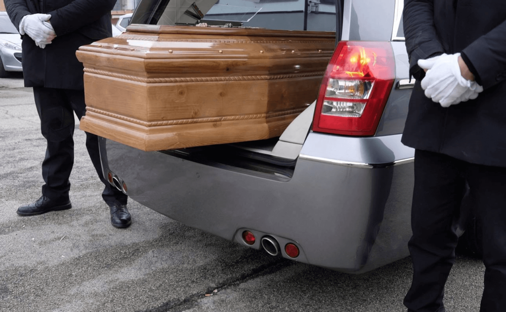 Dichiarata morta per un tumore, 49enne si risveglia prima del suo funerale