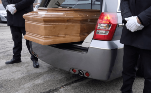 Dichiarata morta per un tumore, 49enne si risveglia prima del suo funerale