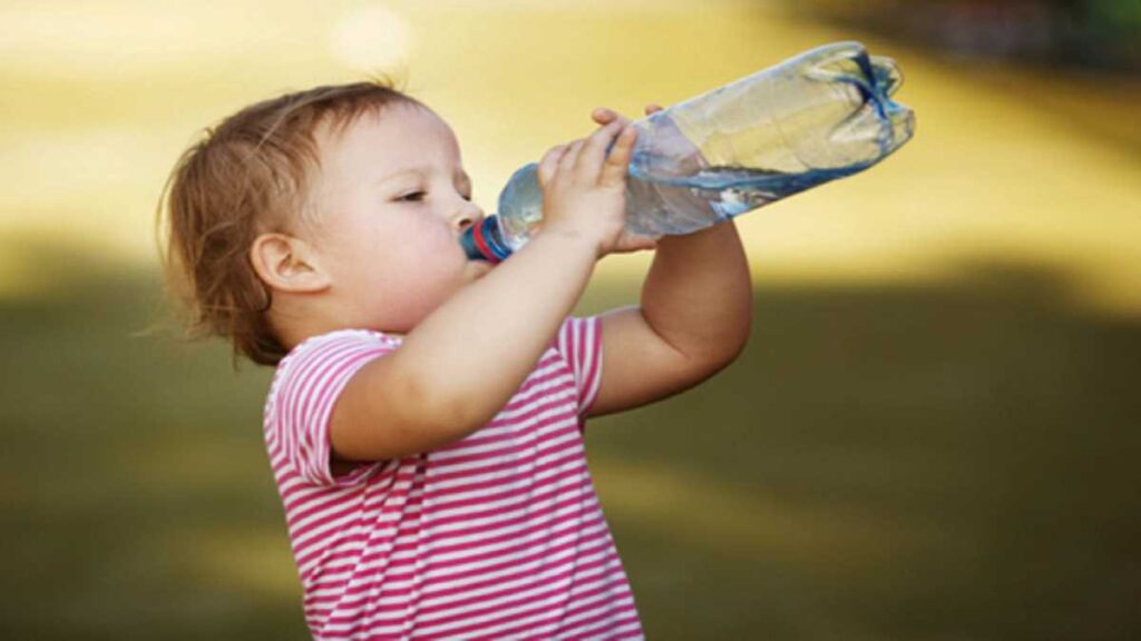 Bambini che soffrono di caldo.