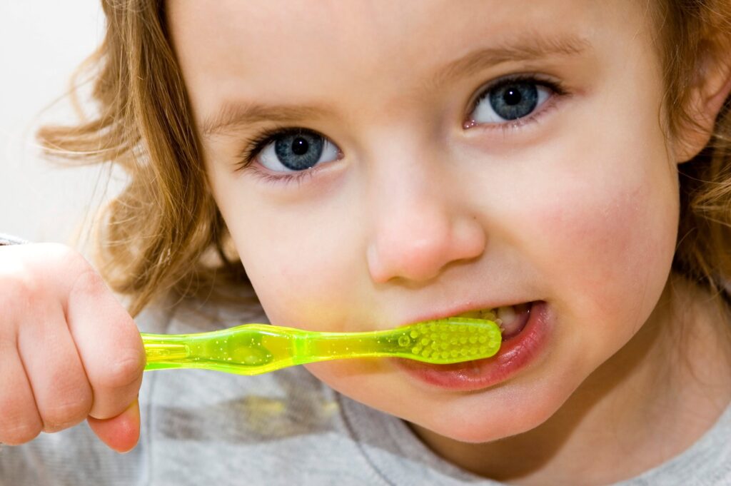 Lavarsi i denti: è meglio prima o dopo la colazione?