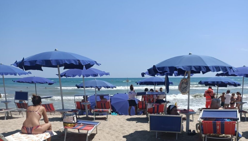 Malore in spiaggia, 50enne va in arresto cardiaco: salvato da una dottoressa