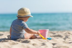 Bimba di 9 mesi dalla spiaggia in ospedale per un capello annodato al dito