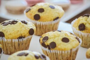 90 bambini mangiano muffin e finiscono in ospedale: cosa contenevano