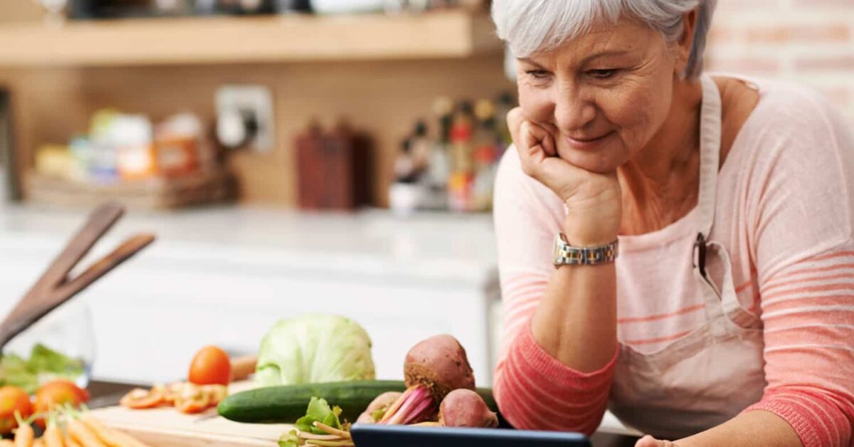 Hai più di 60 anni? I cibi che devi evitare la sera