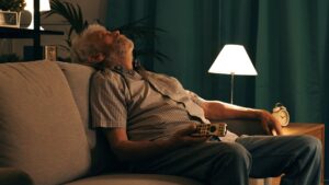 Cosa succede al tuo corpo quando ti addormenti di fronte alla TV?