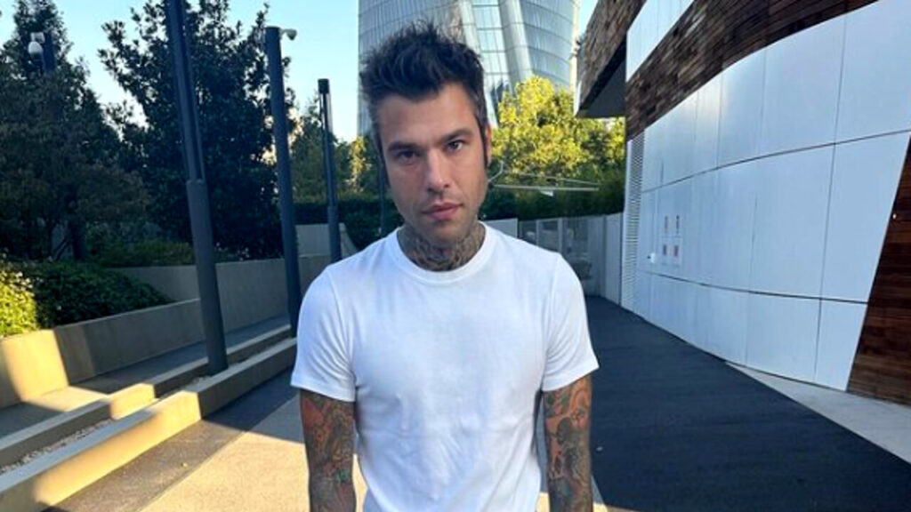 Fedez, nuovo sanguinamento: resta in ospedale