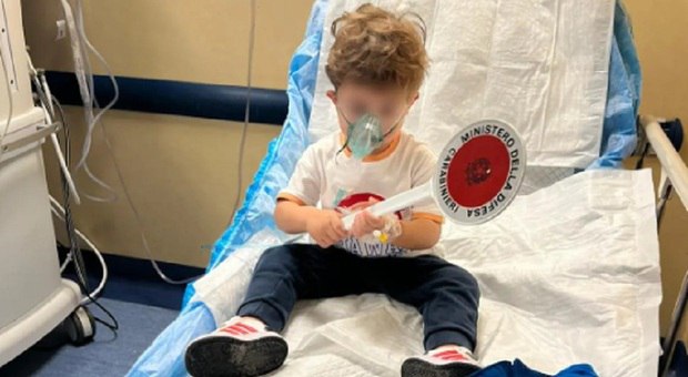 “Aiuto, mio figlio non respira”: carabinieri salvano bimbo in shock anafilattico