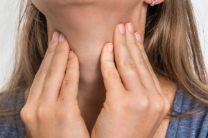 Cancro alla tiroide: quali sono i segnali d’allarme?
