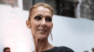 Celine Dion, si aggravano le condizioni della cantante: “è su una sedia a rotelle”