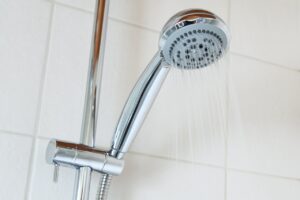Fa caldo: ma farsi una doccia con l’acqua fredda serve a qualcosa?