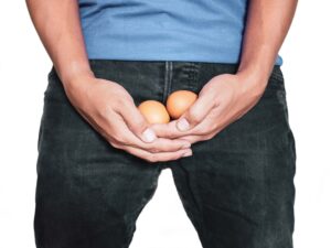Perché gli uomini hanno un testicolo più grande e più alto dell’altro?
