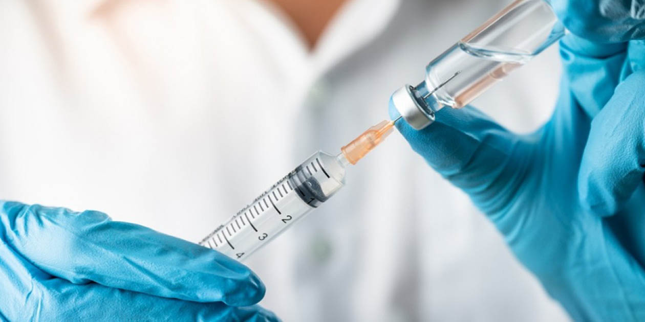 Vaccino antinfluenzale: siringa durante la vaccinazione