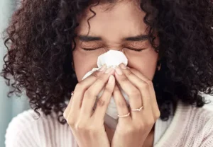 Il colore del muco può svelare molto sulla tua salute: ecco cosa sapere
