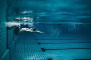 Rischi in piscina: cosa si nasconde davvero nell’acqua clorata?