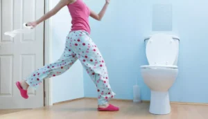 Infezioni urinarie dopo i 50 anni: perché sono più pericolose e come prevenirle