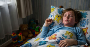 Bambino muore anni dopo il morbillo: cos’è la rara SSPE