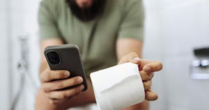 Smetti di usare lo smartphone in bagno: ecco perché