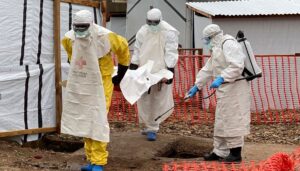 Ebola torna in Congo: 28 contagi e 15 vittime, scatta l’allarme OMS