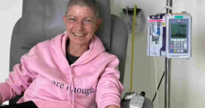 Pensava fosse solo gonfiore: insegnante scopre un tumore ovarico al quarto stadio